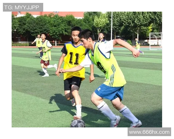 女孩们在绿茵场上展现风采踢足球的快乐与成长之路